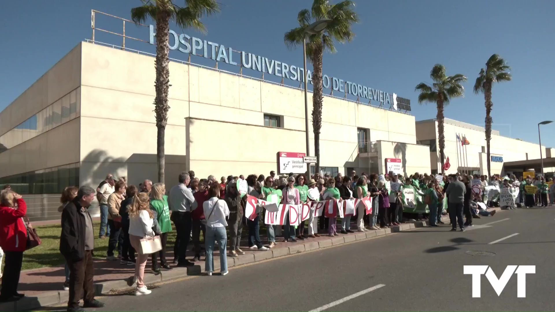 Imagen de Cientos de personas exigen en Torrevieja la equiparación en inversión sanitaria en el área 22 de salud