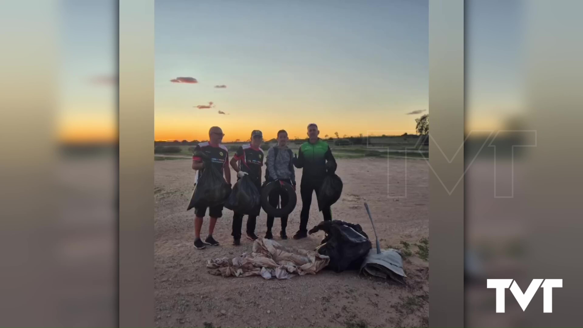 Imagen de El CD Chatarras recoge casi 1500 kilos de basura y residuos en el entorno del parque en 3 jornadas de limpieza