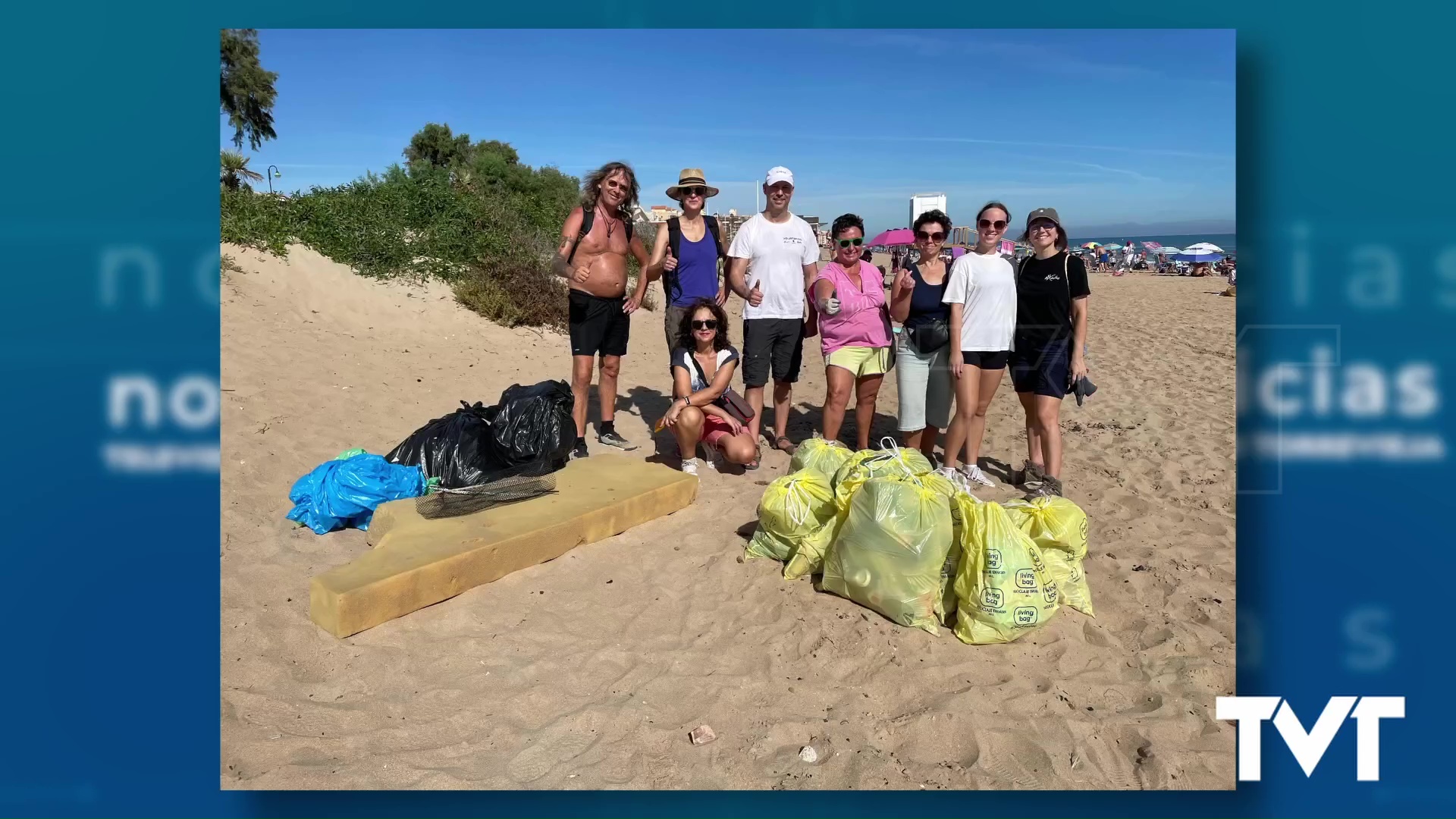 Imagen de Xaloc y voluntarios llevan a cabo una jornada de limpieza intensiva en la playa de La Mata