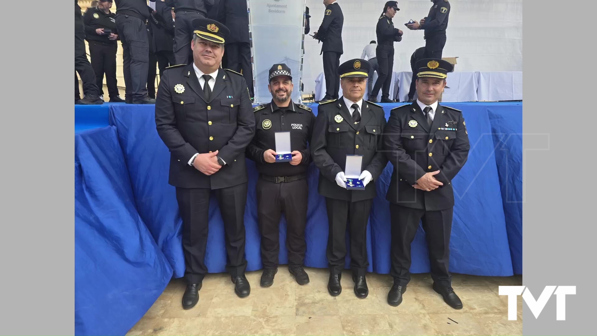 Imagen de Dos policías locales de Torrevieja condecorados con  la medalla al mérito policial con distintivo azul