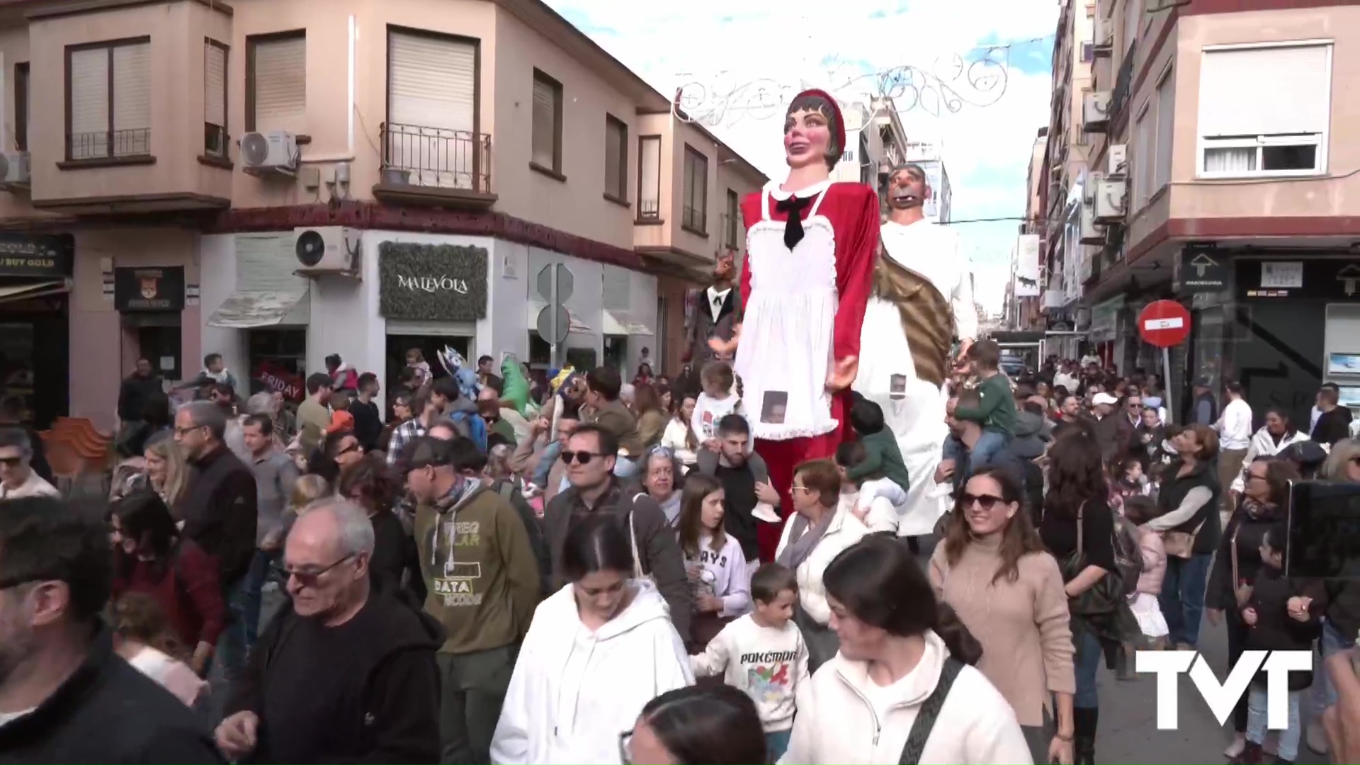 Imagen de La Charamita vuelve a reunir a una multitud de personas en torno a la Lily y su comparsa de gigantes y cabezudos 