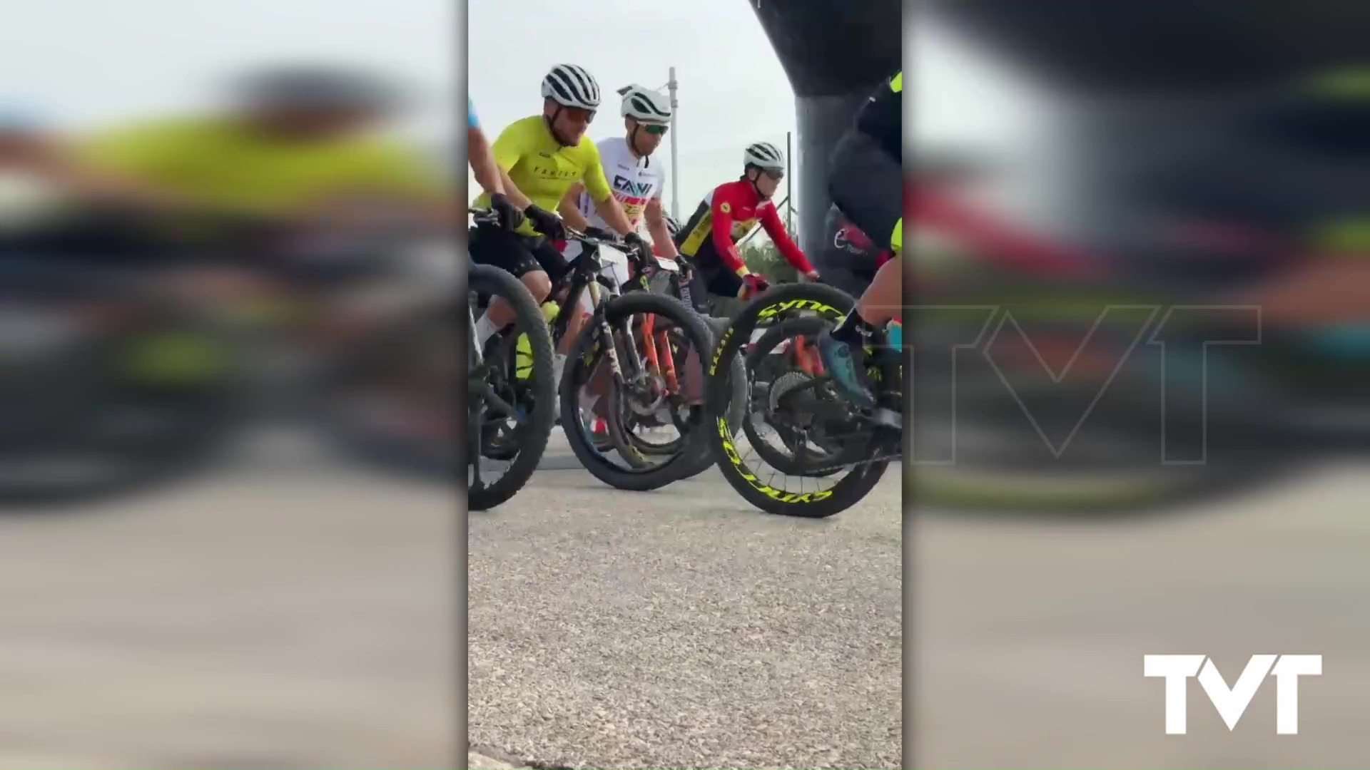 Imagen de Medio millar de bikers participaron en la XII Marcha ciclista del Club Deportivo Chatarras 