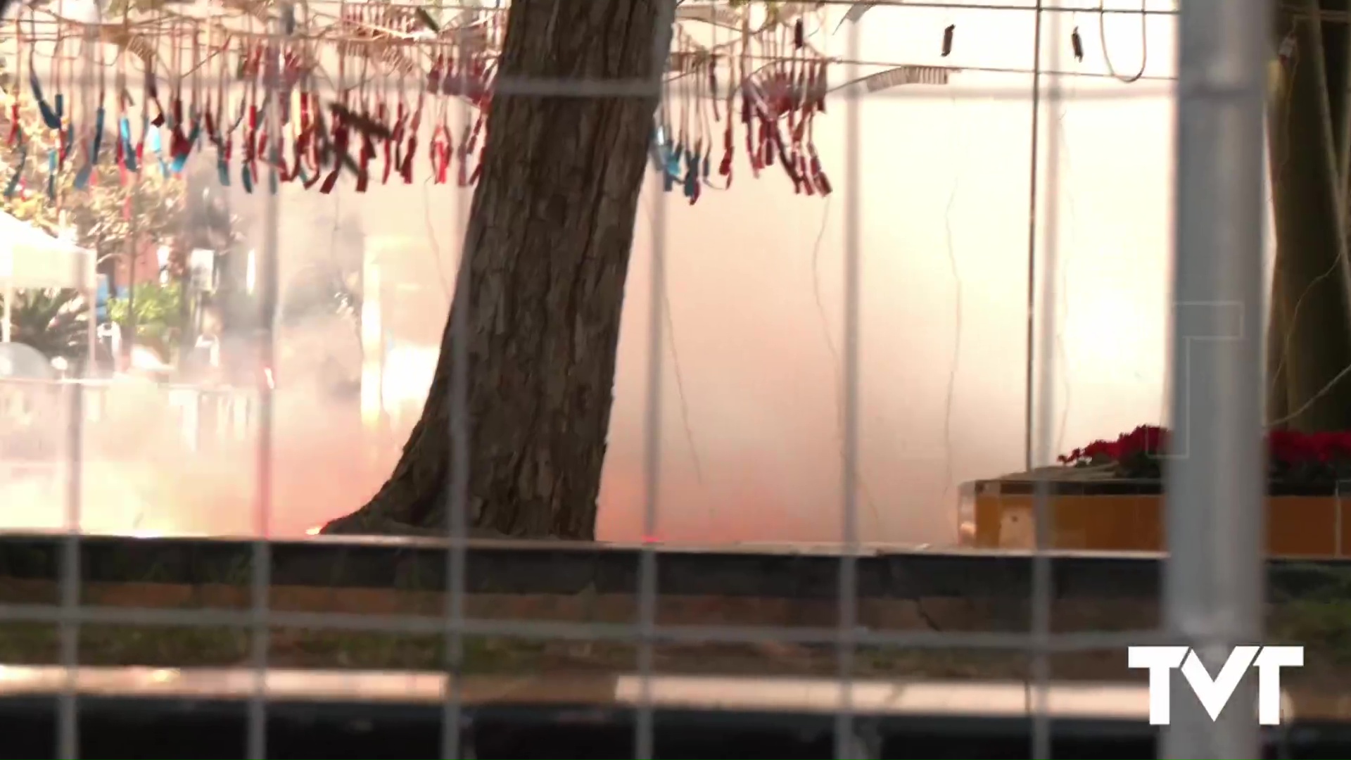 Imagen de La mascletà y el «tardeo» en las calles peatonales llevan la fiesta al centro de Torrevieja