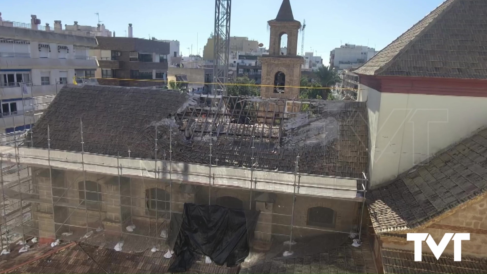 Imagen de Cae parte de la cubierta de la nave de Levante de la Parroquia de la Inmaculada sin provocar daños personales ni materiales