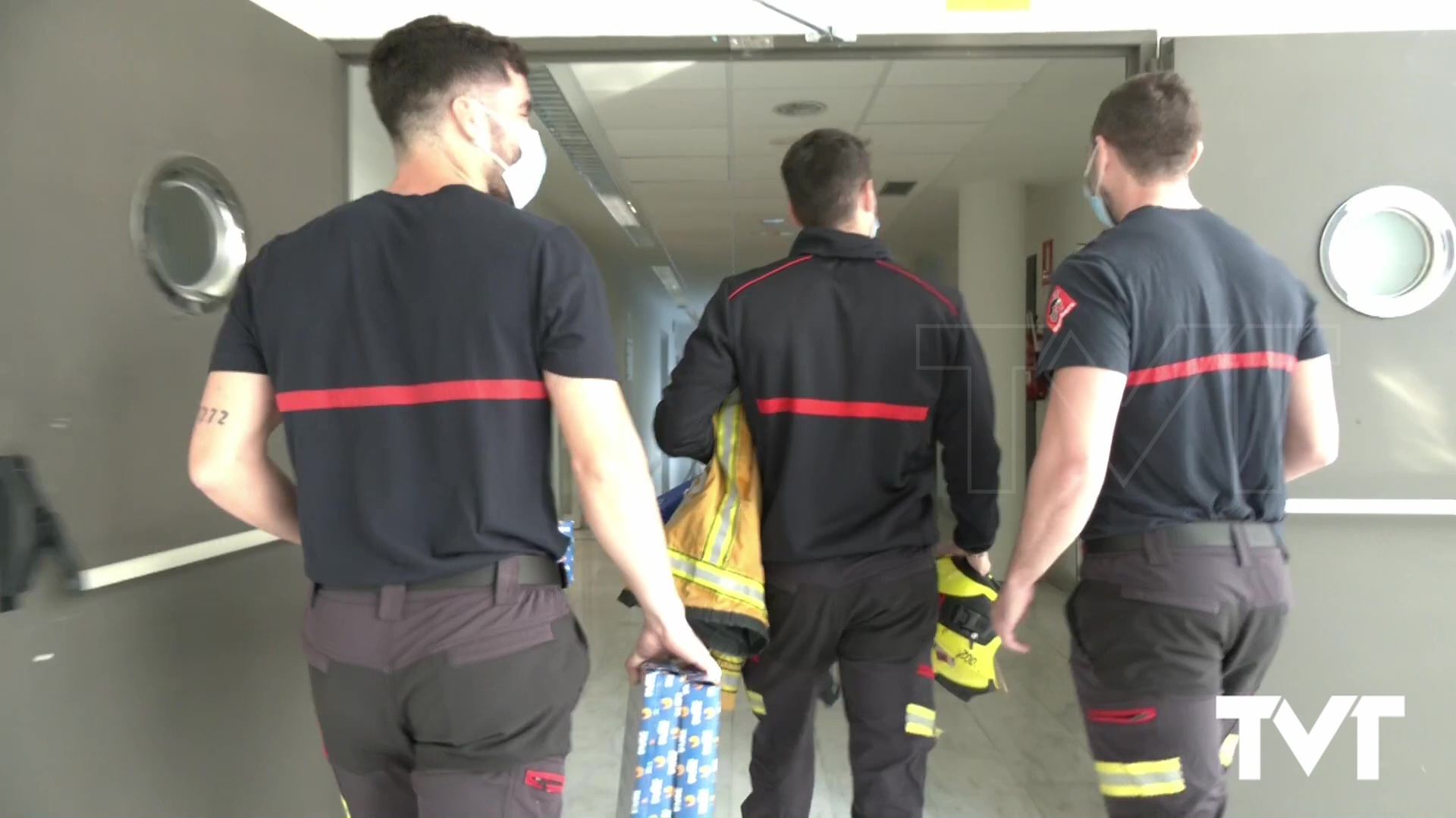 Imagen de Los Bomberos del parque de Torrevieja llevan la magia de la Navidad a los niños y niñas ingresados en el Hospital universitario