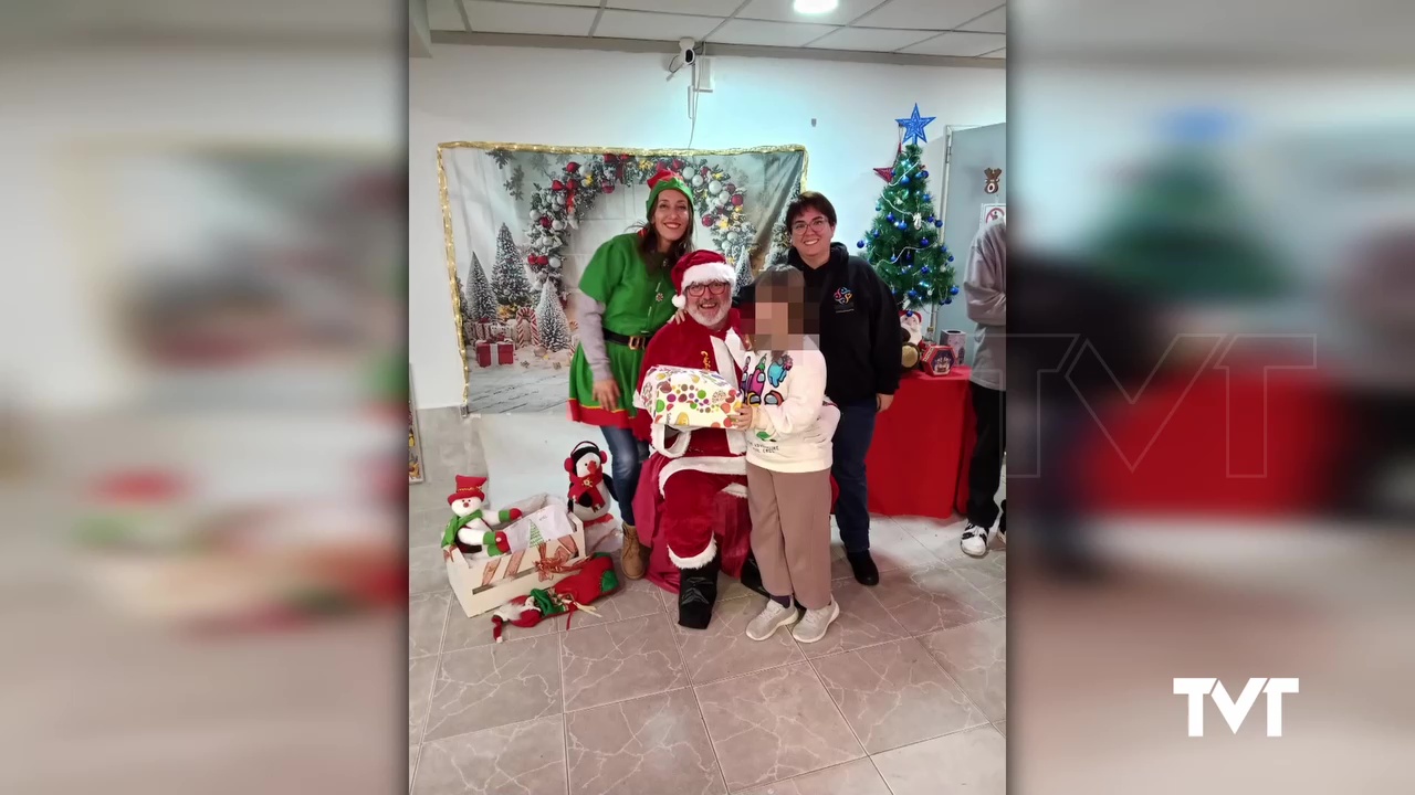 Imagen de Papá Noel y sus ayudantes llegan a Donaciones Torrevieja para repartir juguetes