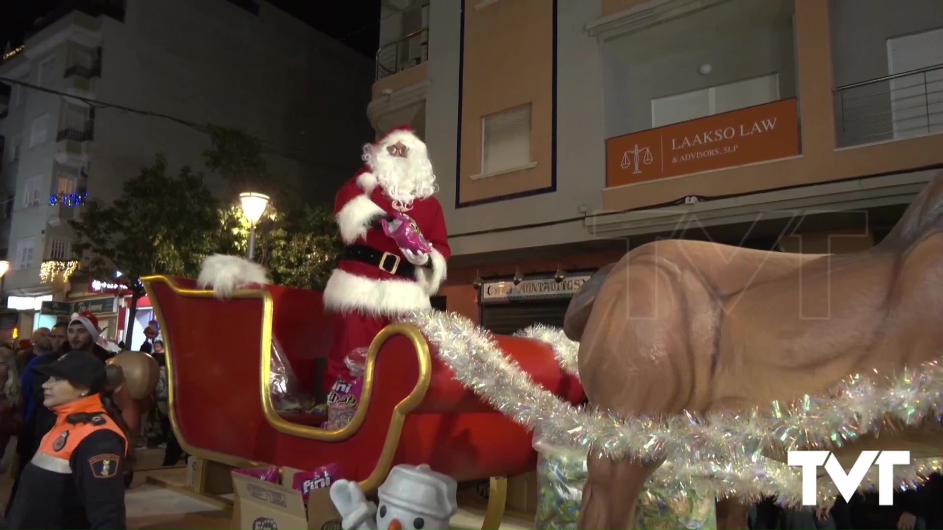 Imagen de Torrevieja dio la bienvenida a Papa Noel con un mágico desfile 