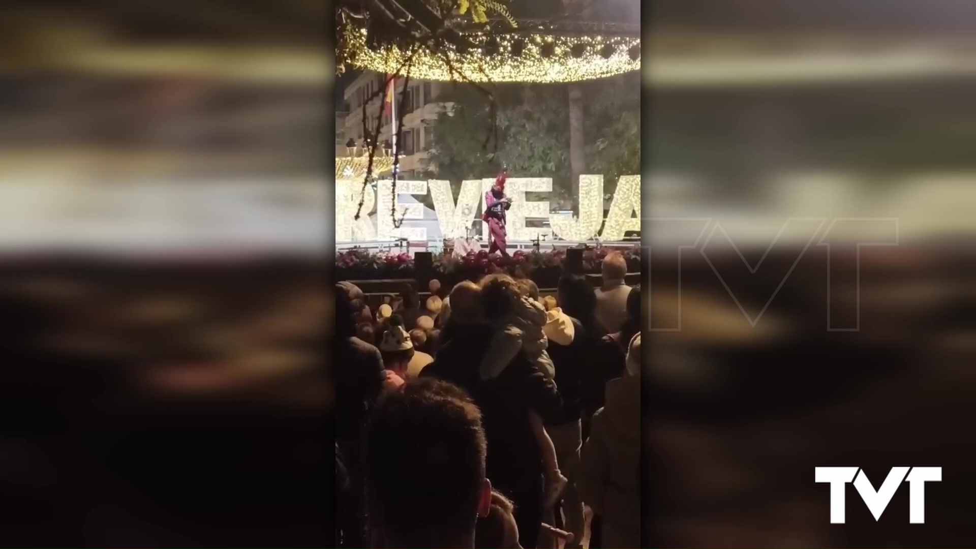 Imagen de La magia y el ilusionismo llenaron la Plaza de la Constitución con «El Brujo» 
