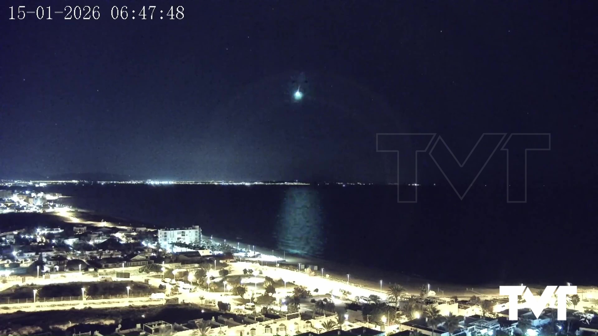 Imagen de Una webcam de Proyecto Mastral capta la caída de un bólido desde la playa de La Mata