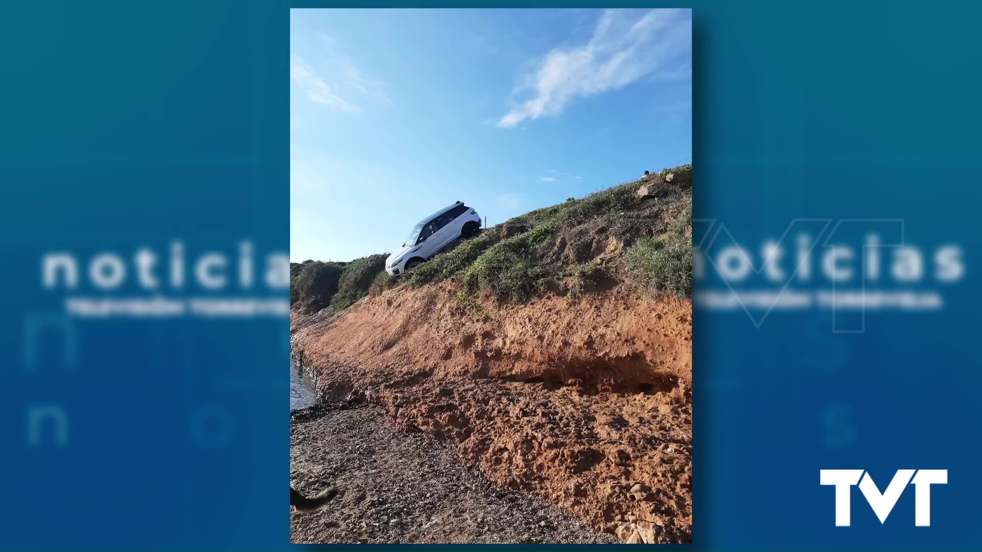Imagen de Un vehículo todo terreno a punto de caer al mar por una de las laderas de Cala de la Higuera