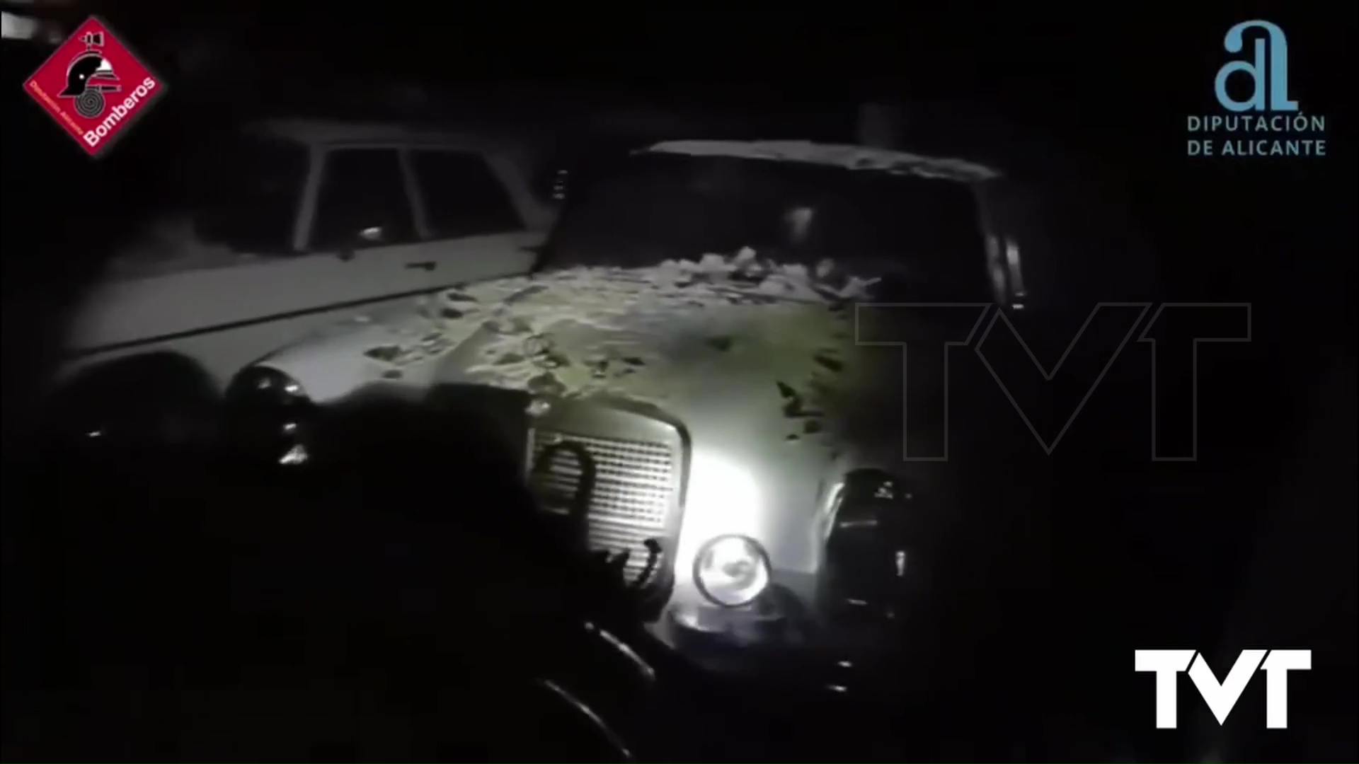 Imagen de Un incendio calcina varios vehículos en el interior de un garaje en Torrevieja