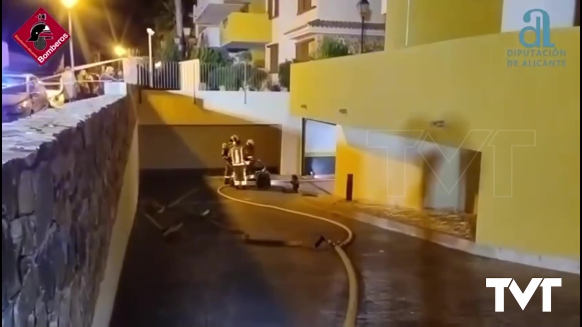 Imagen de Un incendio declarado en un garaje subterráneo de Torrevieja calcina varios vehículos- Una persona resultó herida y tuvo que ser trasladada de forma preventiva al hospital