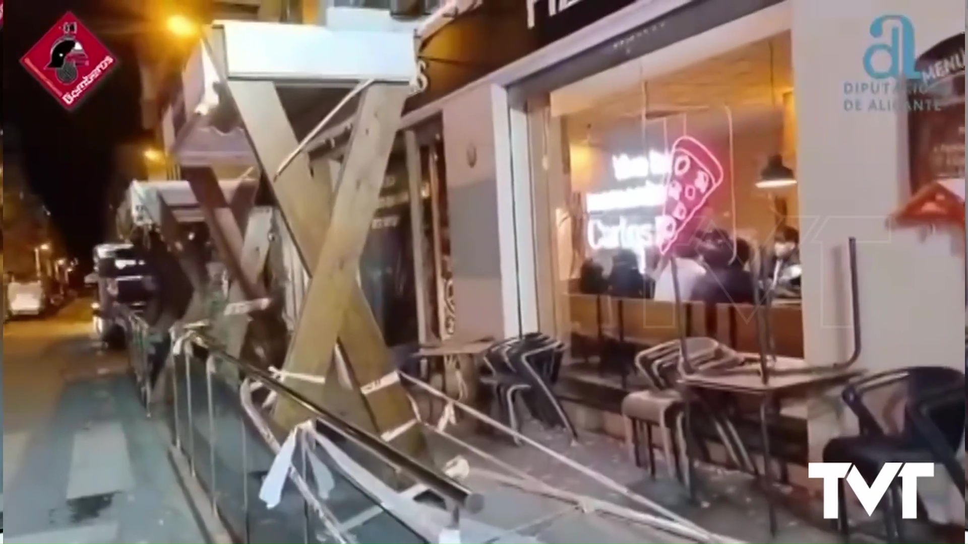 Imagen de Un barredora impacta con la pérgola de un establecimiento y los bomberos tienen que intervenir para desmontarla