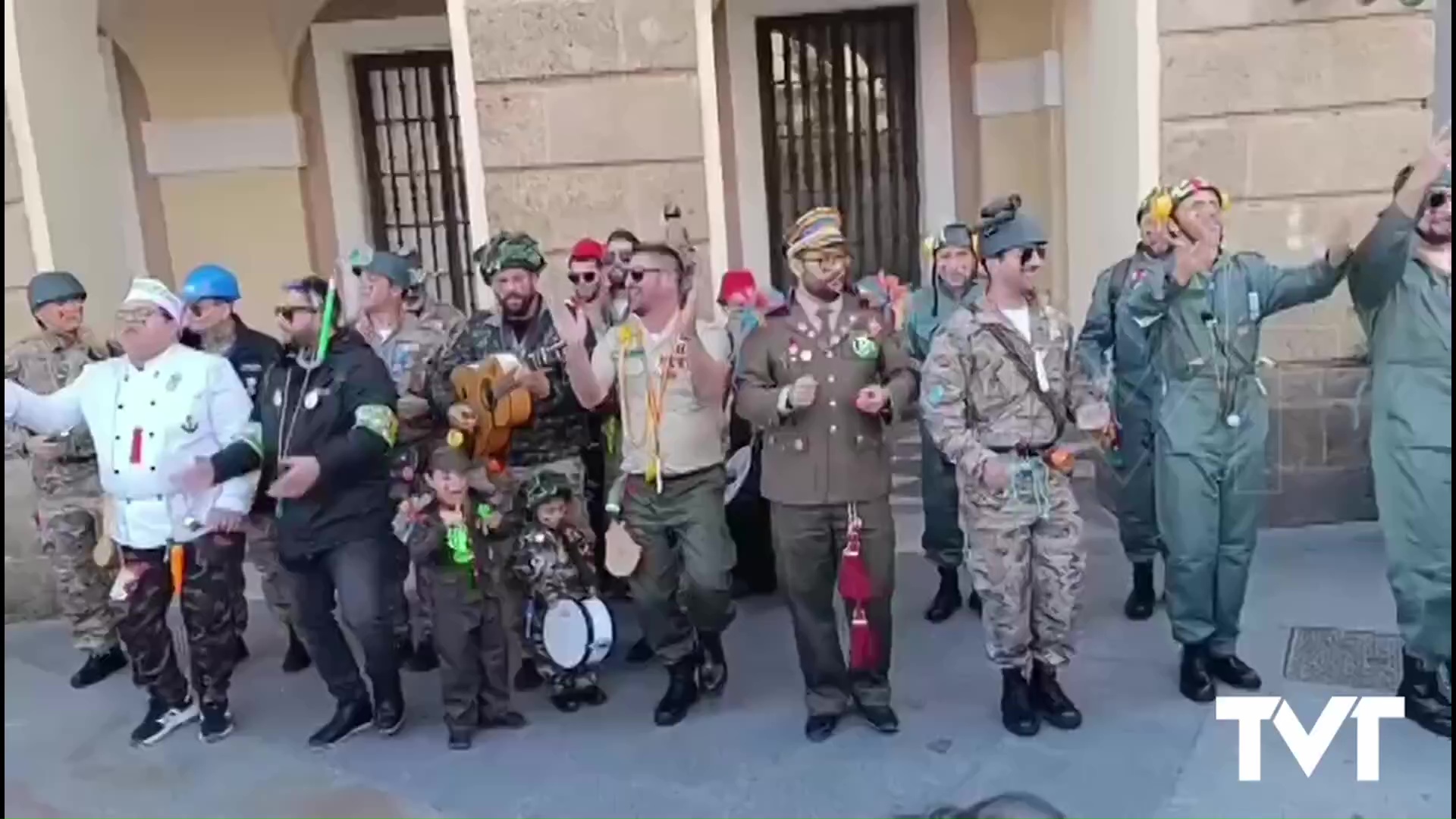 Imagen de De Loja a los Carnavales de Cádiz. Los Sangochaos triunfan en las calles de “La Tacita de Plata»
