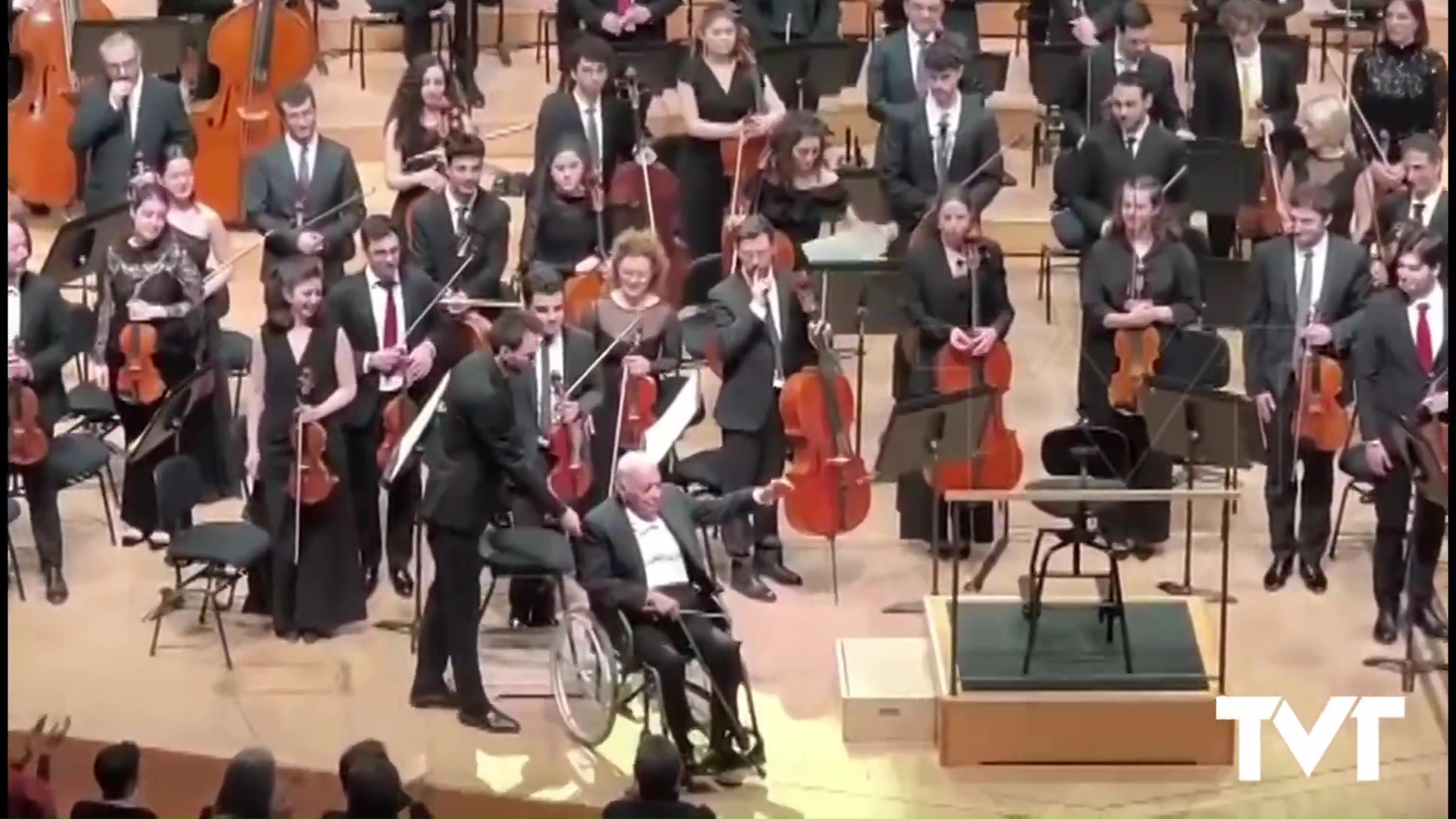 Imagen de La asociación Francisco Casanovas recibida por el maestro Zubin Mehta en el auditorio de Barcelona