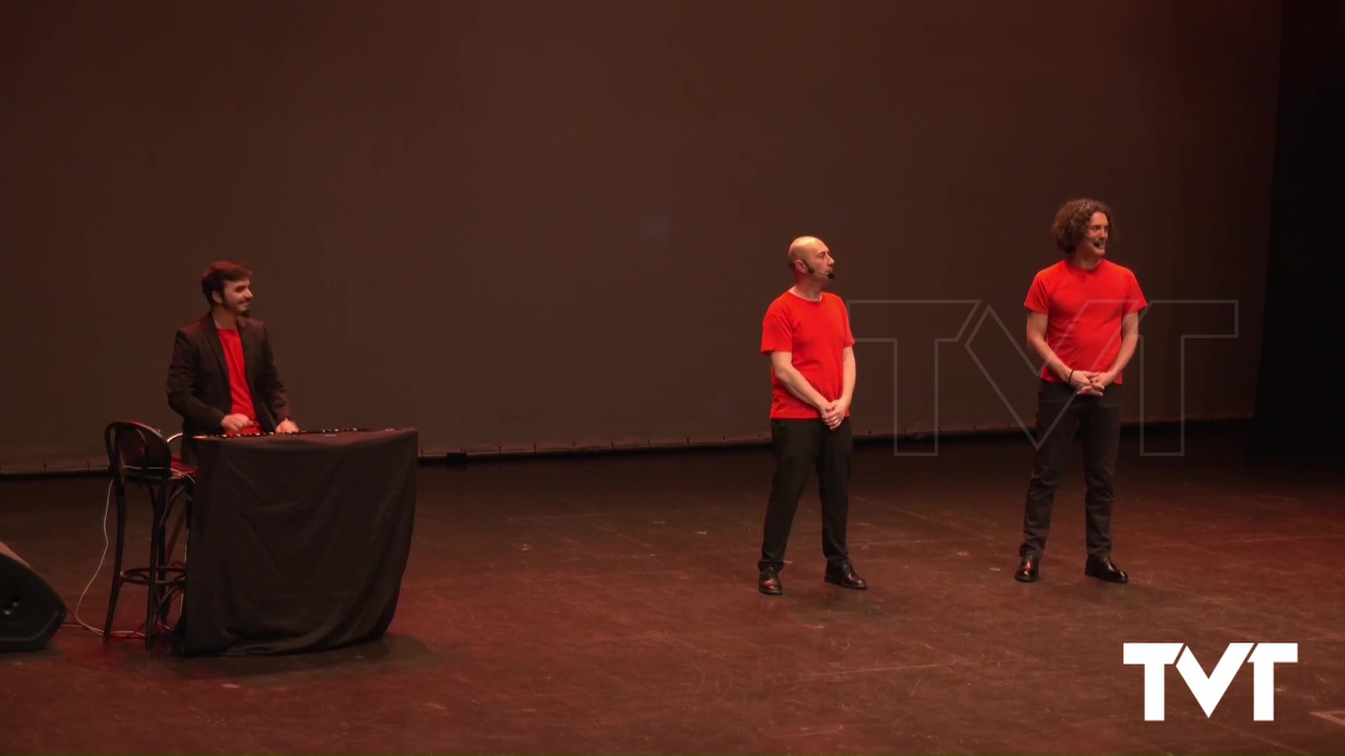 Imagen de Explosión de risas con «Corta el cable rojo» en el teatro municipal 