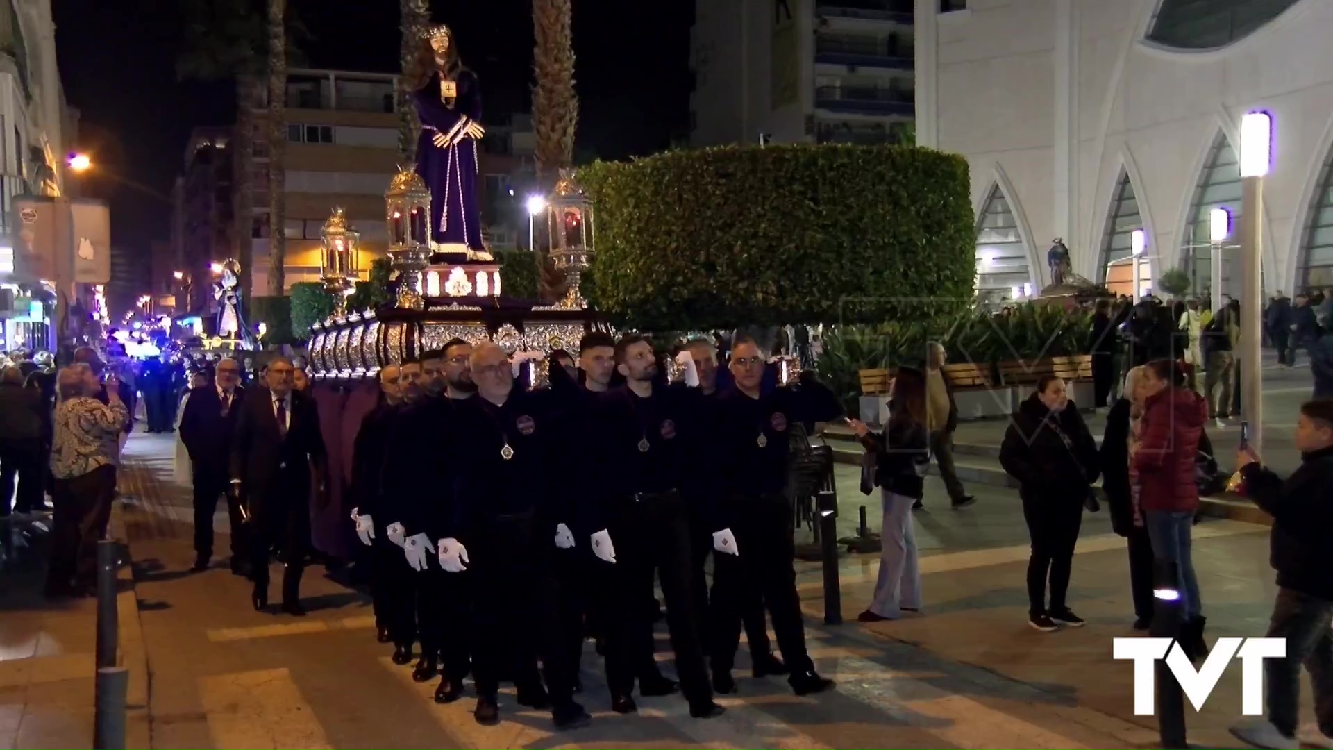 Imagen de Numerosos fieles acompañan al Via Crucis en una cita convertida en tradición