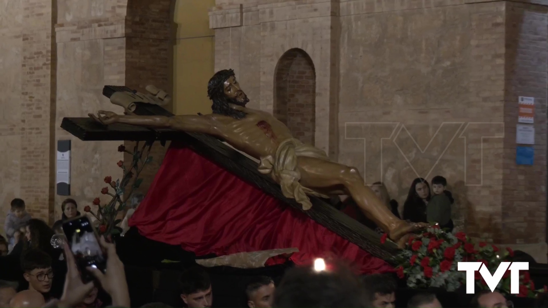 Imagen de Sobrecogedor y emotivo Vía Crucis con la imagen del Cristo crucificado camino al Calvario