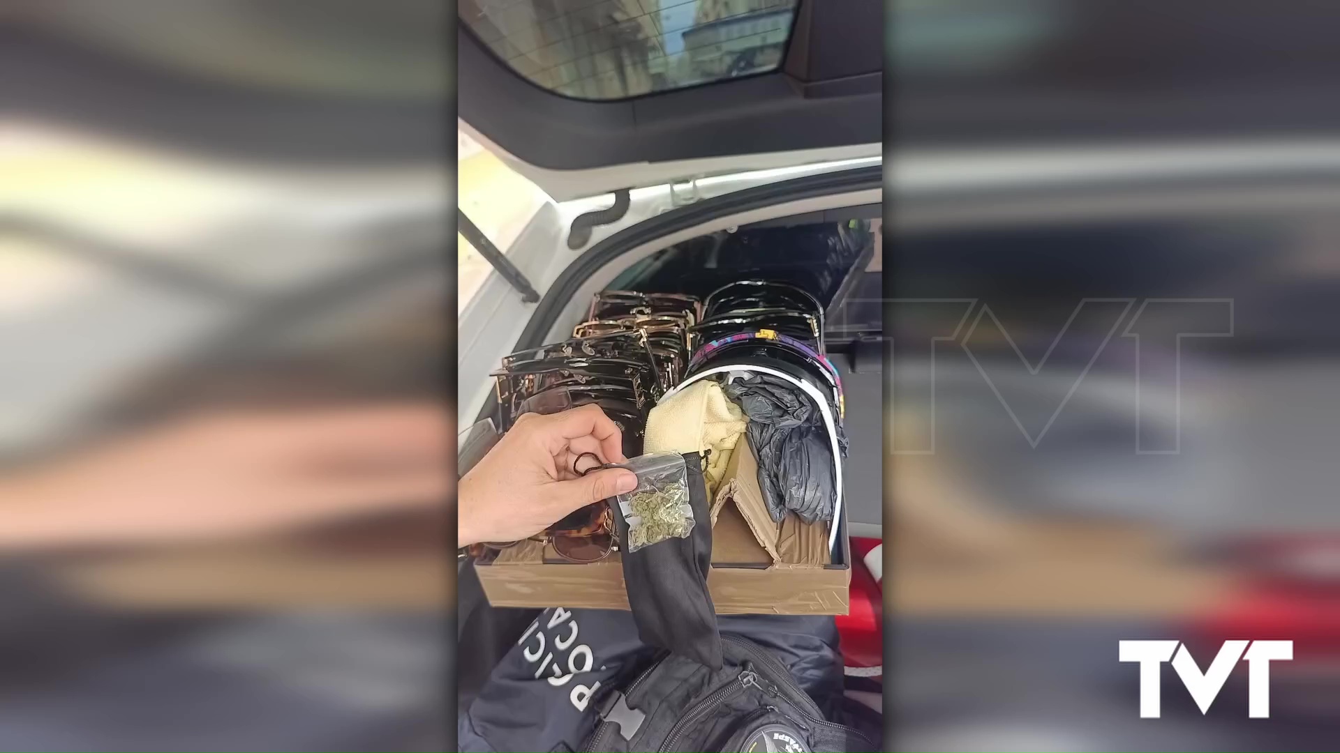 Imagen de Policía local decomisa nueva carga de productos presuntamente falsificados junto a marihuana