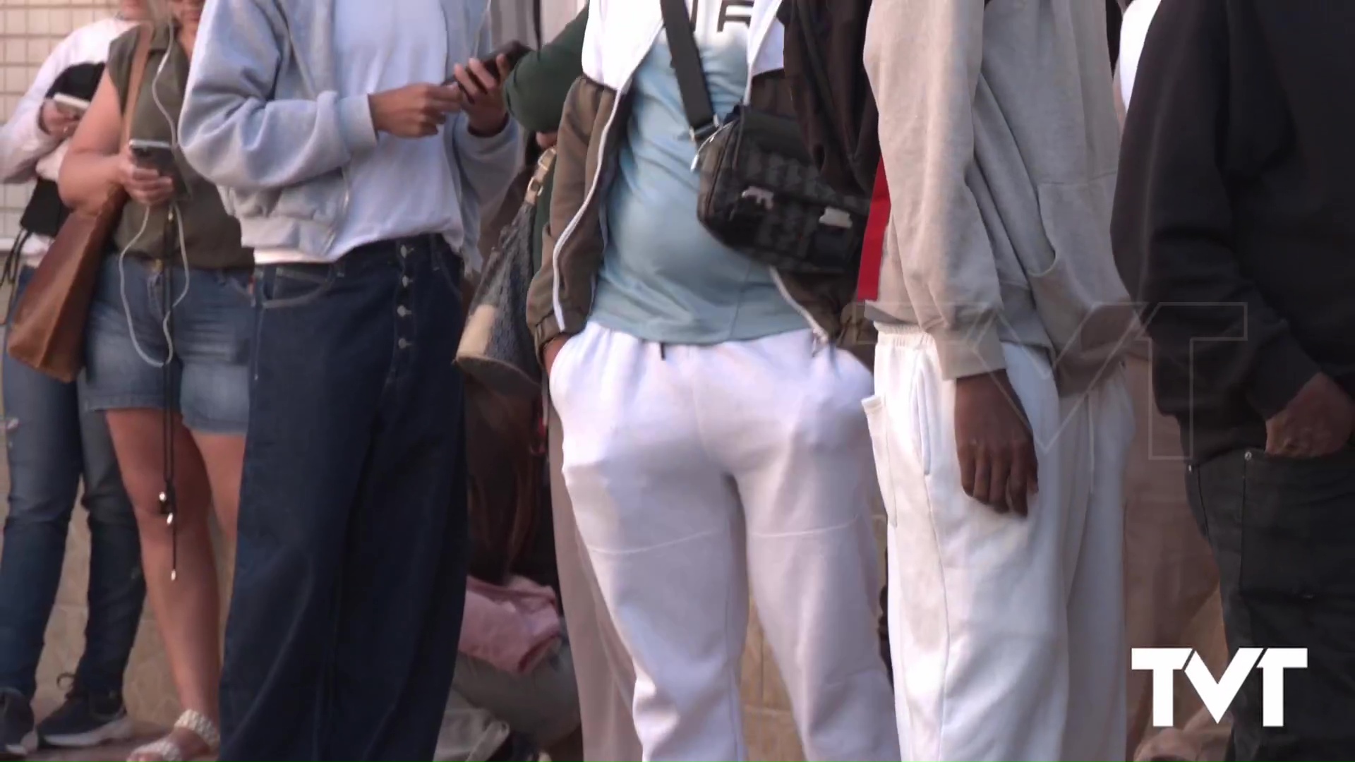 Imagen de El inicio del proceso de regularización extraordinaria ha provocado largas colas en Torrevieja. Bienestar Social se ha visto desbordada