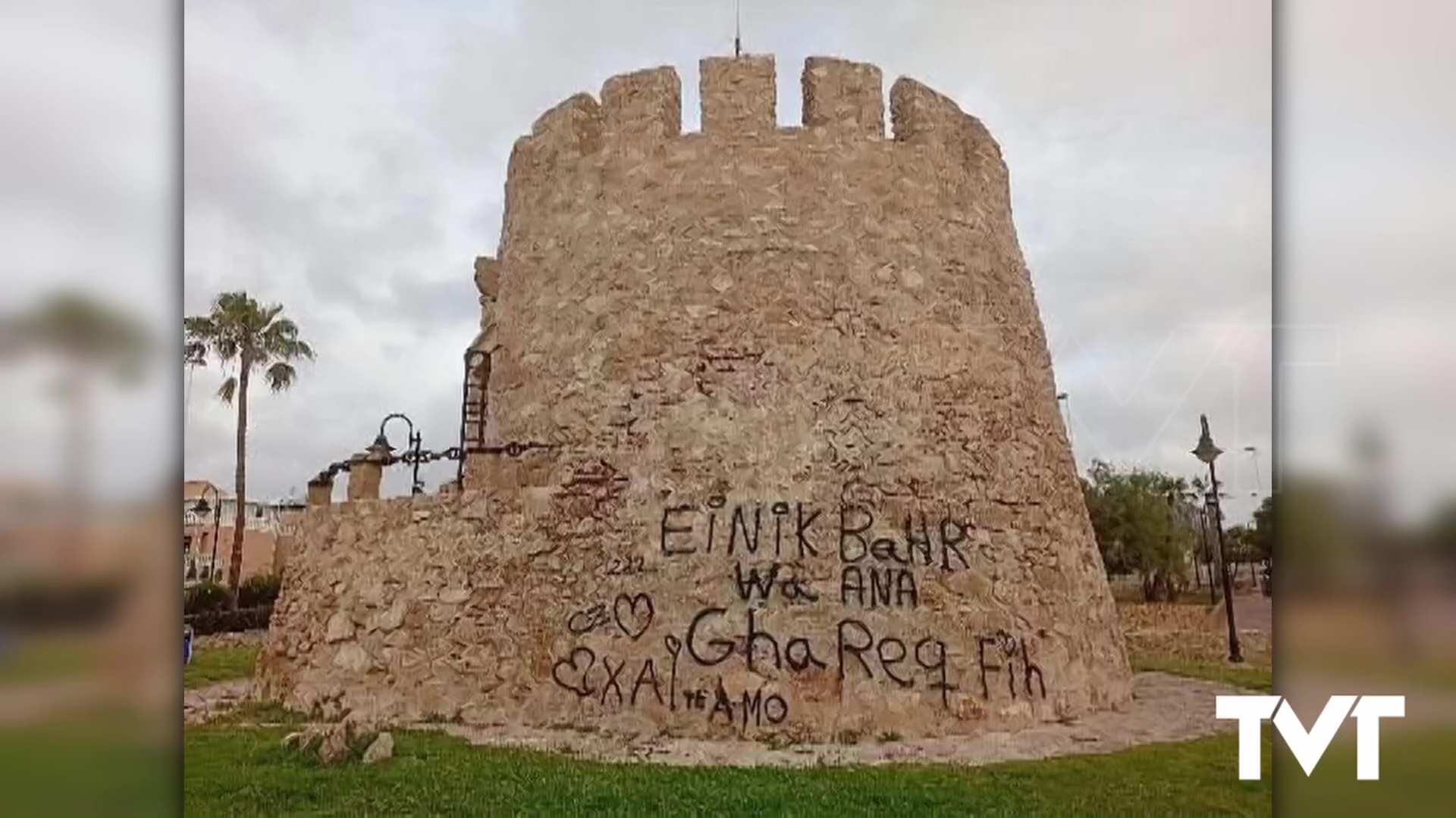 Imagen de Nuevo acto vandálico contra patrimonio municipal. La Torre del Moro amanece repleta de pintadas de mal gusto
