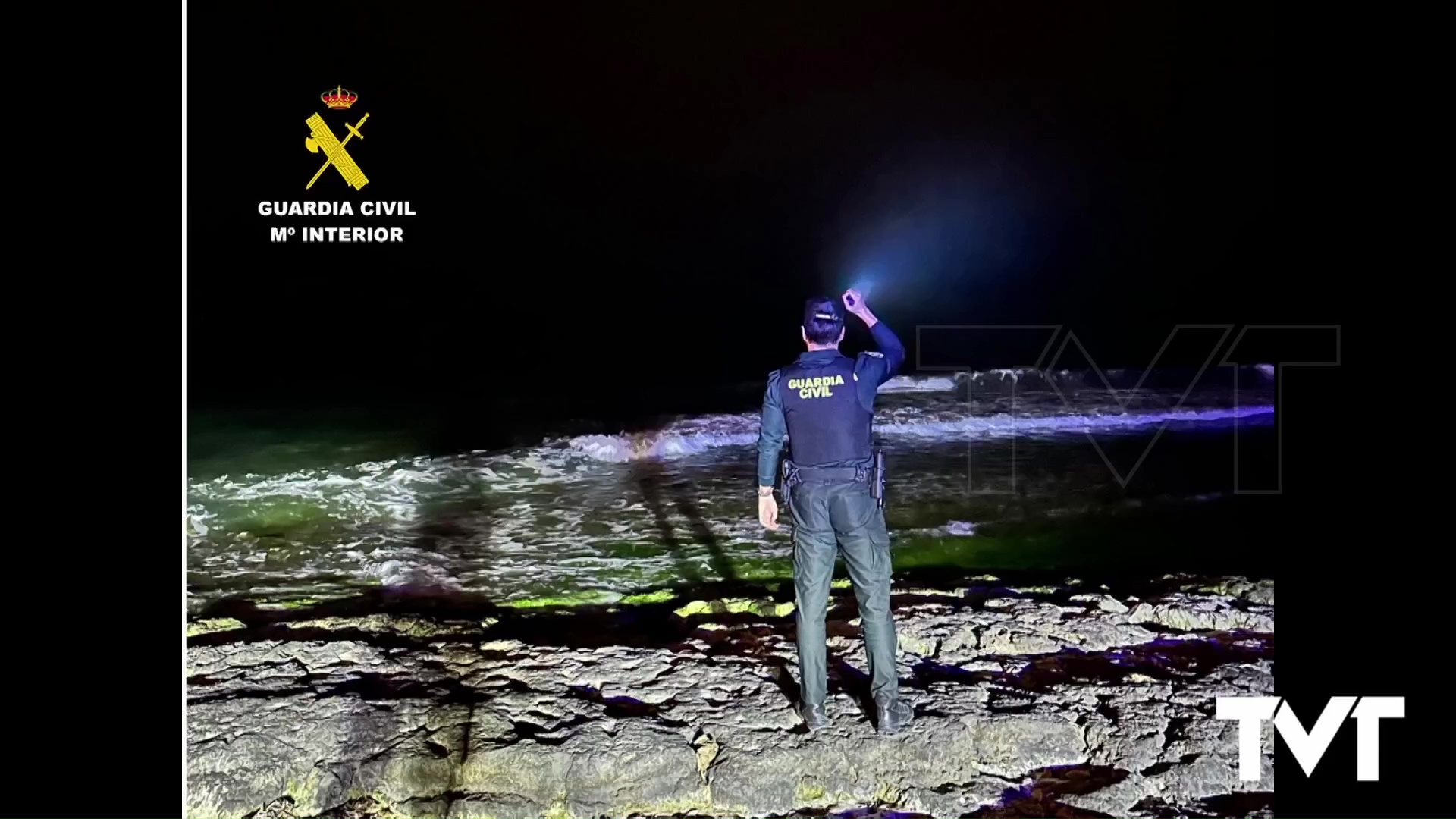 Imagen de La Guardia Civil rescata a una joven que no podía salir del mar en Torrevieja