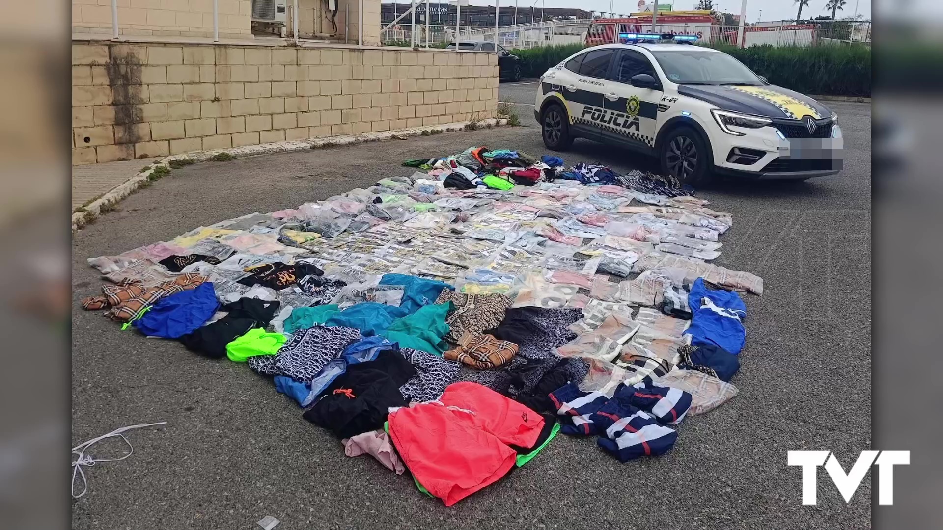 Imagen de Se salta una señal de Stop, es interceptado por policía y encuentran en el interior del vehículo más de 300 prendas presuntamente falsificadas