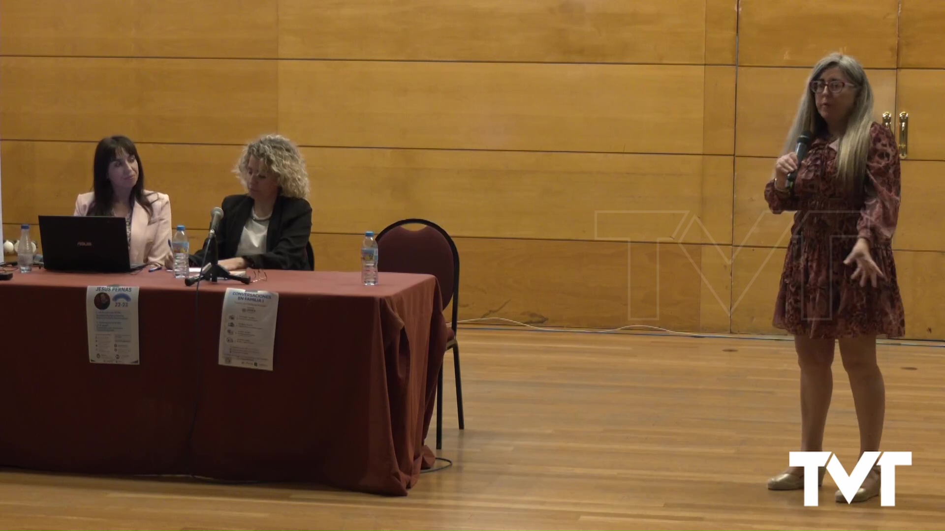 Imagen de La comunicación en familia, las amistades y la presión social a debate en el programa «Conversaciones en familia»