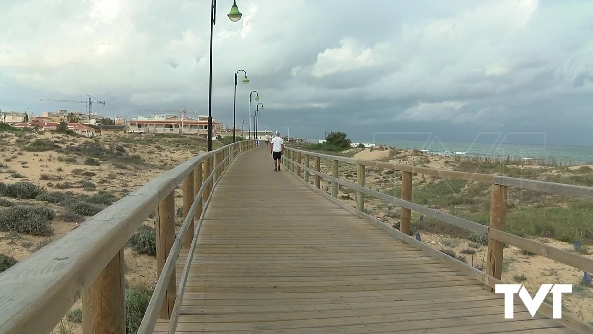 Imagen de El ayuntamiento deberá indemnizar con 8450 euros a un ciudadano tras una caída en el paseo de madera de La Mata antes de que éste fuera reparado de forma integral