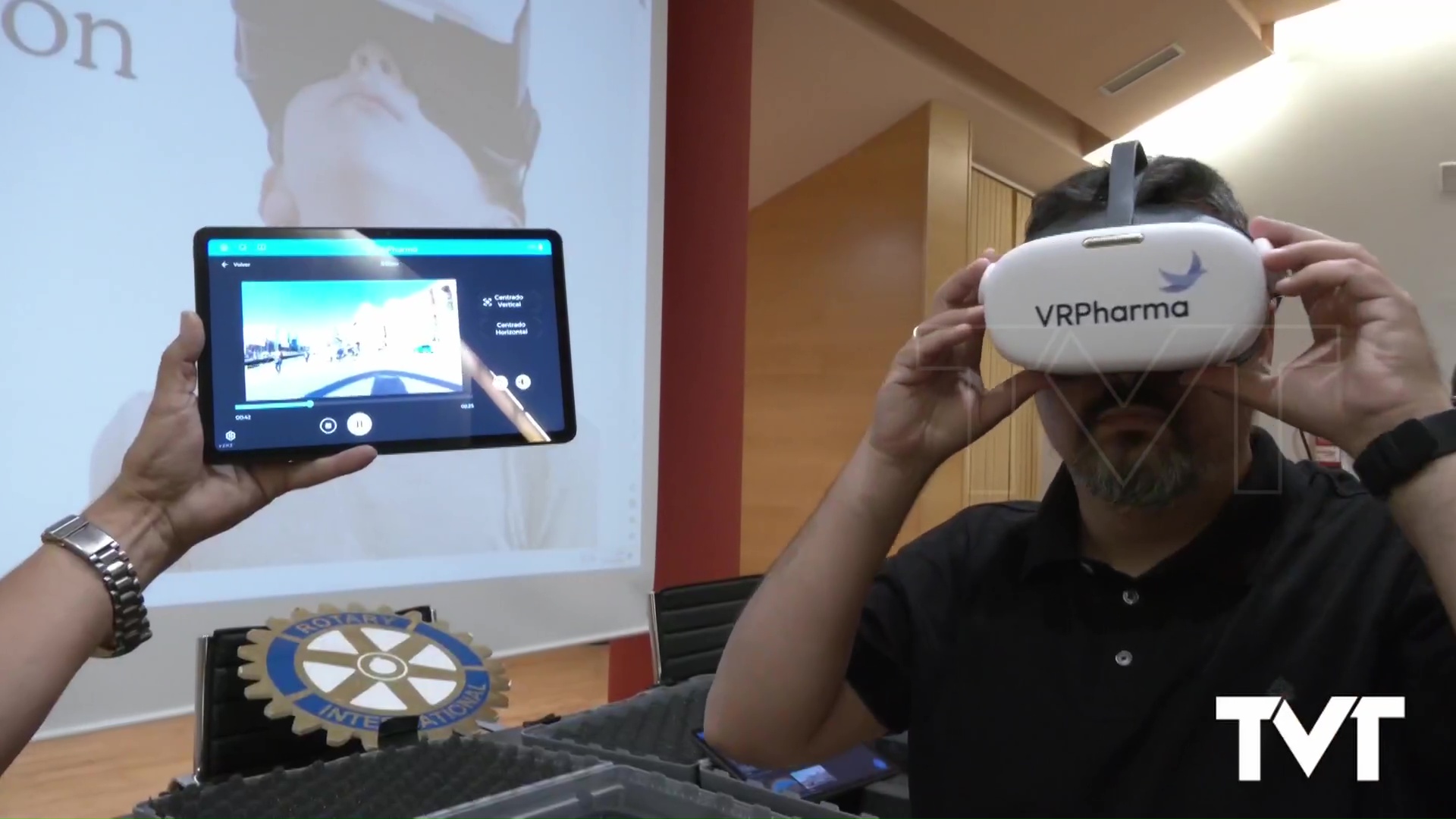 Imagen de Rotary Club y AGAMED donan dos gafas de realidad virtual al Hospital de Torrevieja