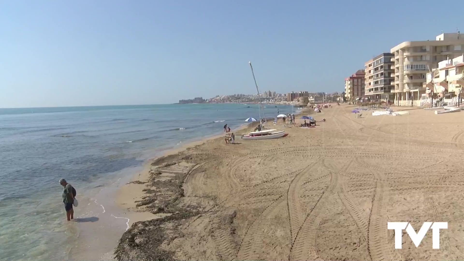 Imagen de Rescatada una bañista de 18 años en la Playa de la Mata con síntomas de ahogamiento