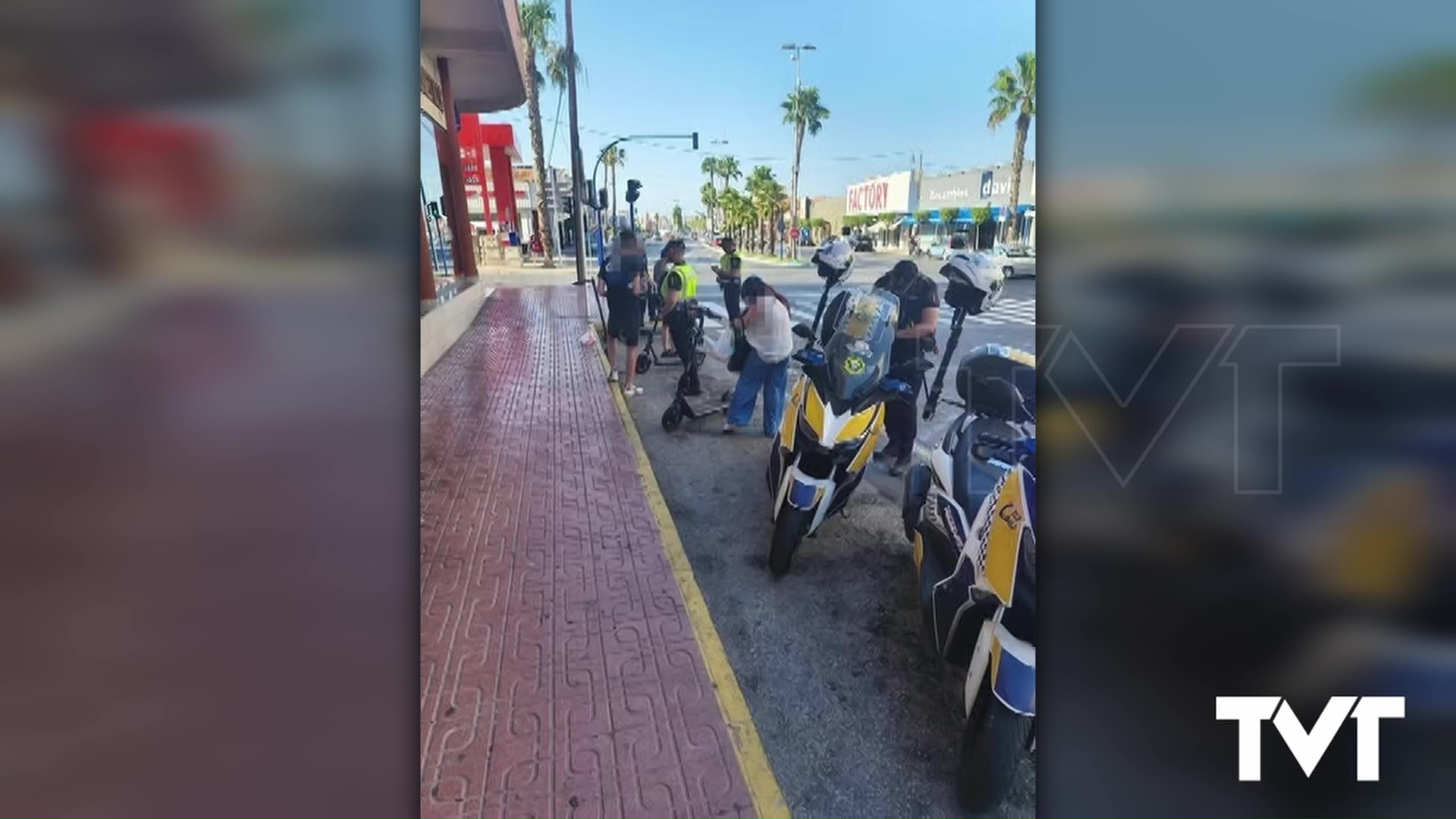 Imagen de Un patinete con dos personas se da a la fuga en sentido contrario durante un control de la policía local
