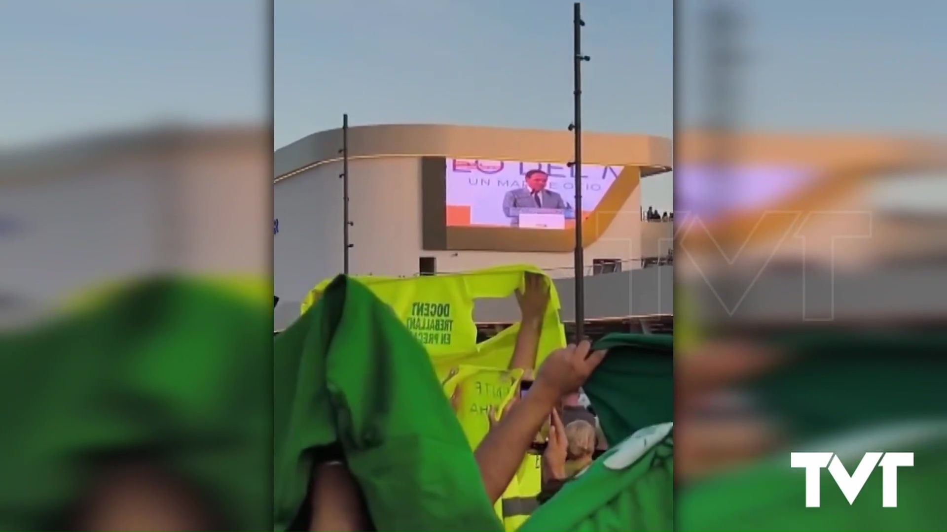 Imagen de Los docentes aprovechan la presencia de autoridades en el puerto para reclamar mejoras en el sistema educativo