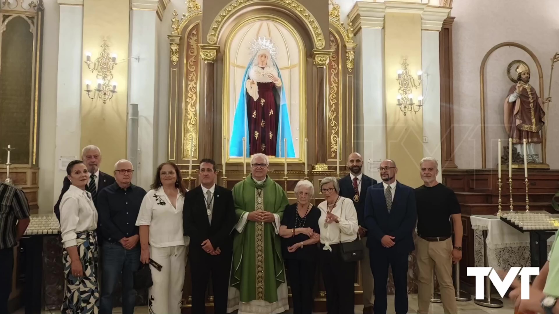 Imagen de La Dolorosa bendice su altar restaurado cuando cumple 70 años
