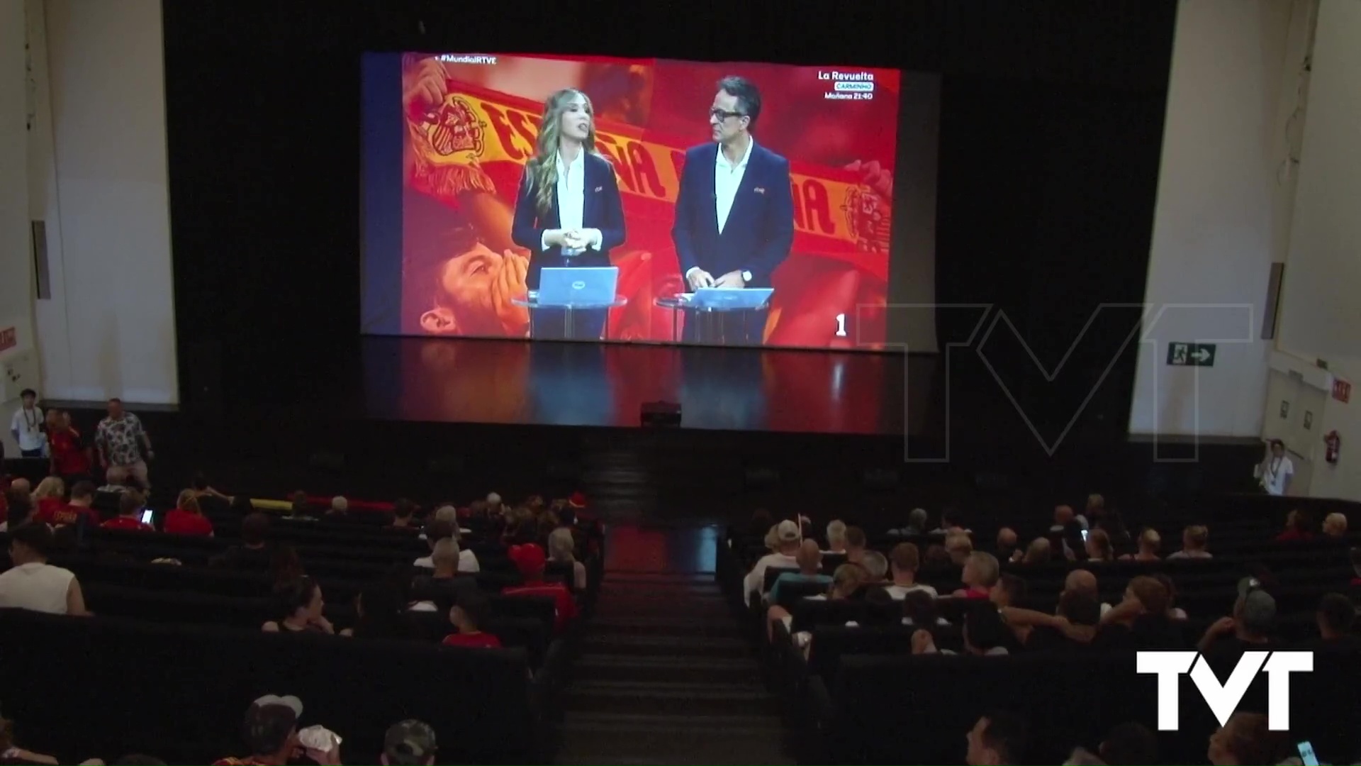Imagen de La afición torrevejense vibró en el Teatro municipal con la victoria de la selección española 