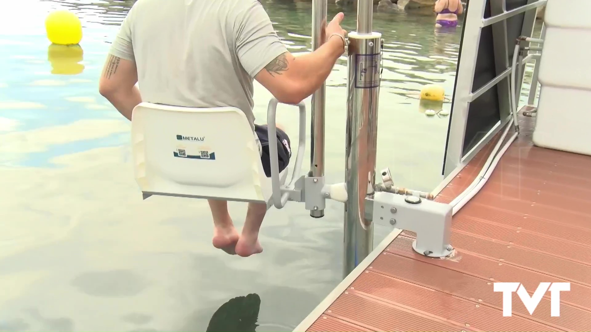 Imagen de Se pone en marcha en Torrevieja la primera plataforma flotante para el baño de personas con movilidad reducida y en silla de ruedas